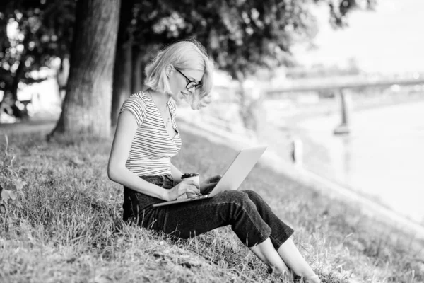 Girl with laptop. Blogger becoming inspired by nature. writer with notebook. woman business online. Web communication. summer online. Blogger create content for social network. On the way to success — Stock Photo, Image