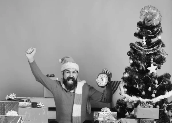 Sakallı ve heyecanlı yüzlü adam Noel 'i kutluyor.. — Stok fotoğraf