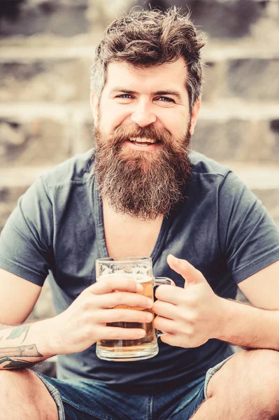 Pić napój alkoholowy. Odpręż się. Brutalny mężczyzna potrzebuje odświeżenia. Dojrzały hipster z brodą pijący piwo. Brodaty facet ze szklanką piwa na świeżym powietrzu. Picie najlepszego piwa. — Zdjęcie stockowe