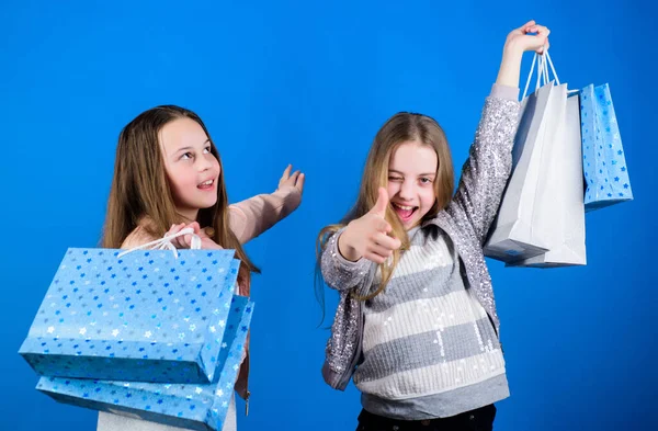 Shopping dag lycka. Glada barn i butiken med väskor. Systrar shoppar tillsammans. Köp kläder. Fashionista missbrukare köpare. Modebutiksbarn. Shopping är bästa terapi. Shopping av hennes drömmar — Stockfoto