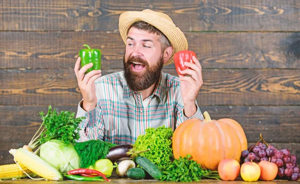 健康食品是健康的生活。有机和天然食物。万圣节快乐。季节性维生素食品。有用的水果和蔬菜。收获节。男子厨师与丰富的秋季作物。留胡子的成熟农民 — 图库照片