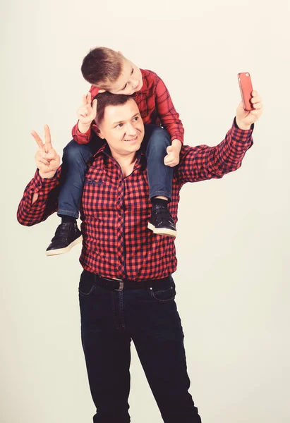 Podívej se támhle. Zvláštní selfie s otcem. Malý chlapec s tátou. otec a syn v červené kostkované košili. Den otců. Užívají si spolu čas. Šťastná rodina. dětství. rodičovství — Stock fotografie