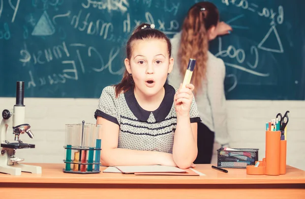 Teman sekelas perempuan belajar kimia. Tes mikroskop adalah reaksi kimia. Pupil di pelajaran kimia papan tulis. Latihan laboratorium. Kelas kimia. Ilmu yang menarik. Eksperimen pendidikan — Stok Foto