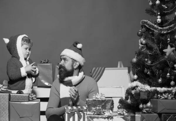 Der Weihnachtsmann schenkt einem kleinen süßen Jungen ein Geschenk — Stockfoto