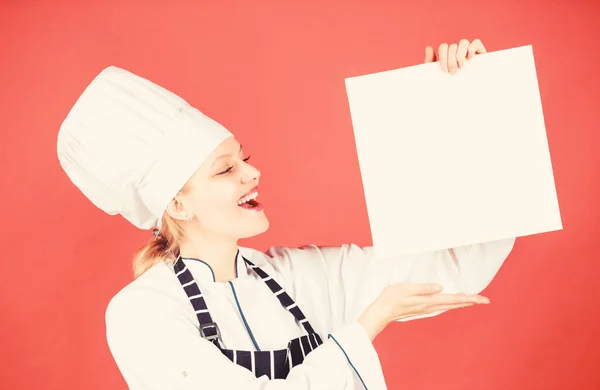 Γυναίκα με καπέλο μαγειρικής και ποδιά. μενού εστιατορίου. Μαγειρική δίαιτα. χαρούμενη γυναίκα που μαγειρεύει υγιεινά φαγητά με συνταγή. επαγγελματία σεφ στην κουζίνα. Κουζίνα. Νοικοκυρά με βιβλίο μαγειρικής. αισθάνεται πείνα — Φωτογραφία Αρχείου