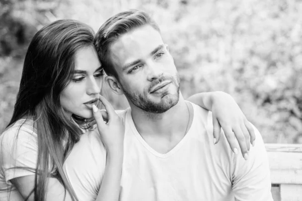 Hombre guapo chica guapa enamorada. Una pareja atractiva. Atracción sexual. Relajarse con mi amor. Amantes abrazándose. Pareja enamorada. Confianza e intimidad. Un abrazo sensual. Concepto de amor romántico. Fecha romántica — Foto de Stock