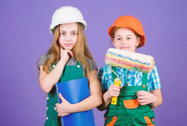 Τα παιδιά επιλέγουν να χρωματίζουν το νέο τους δωμάτιο. Οι παιδικές κοπέλες σχεδιάζουν ανακαίνιση. Οι αδελφές των παιδιών κάνουν ανακαίνιση στο δωμάτιό τους. Ερασιτεχνική ανακαίνιση. Αδελφές που ανακαινίζουν το σπίτι. Δραστηριότητες αρχικής βελτίωσης — Φωτογραφία Αρχείου