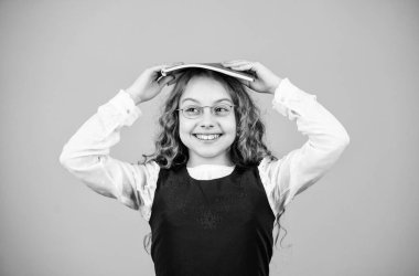 bilgi ve eğitim. Okula dönüyoruz. . günlüğü notları için defter. çalışma dersi. Kağıt klasörü ile küçük kız. mutlu küçük kız öğretmen olmak istiyor. Daha iyi bir yarın için