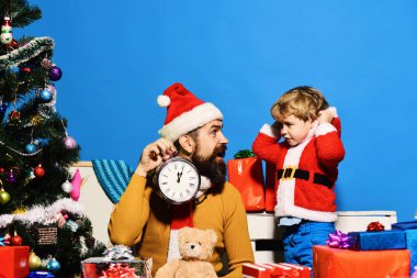 Sakallı ve heyecanlı yüzlü çocuk ve adam Noel 'i kutluyor.