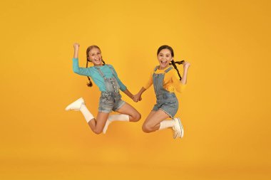 Özgürlük değeri. Özgür ülkede mutlu bir hayat yaşamak. Vatansever yetiştirilme tarzı. Vatanseverlik kavramı. Mavi ve sarı elbiseli kızlar. Biz Ukraynalıyız. Ukraynalı çocuklar. Çocuk Ukraynalı genç nesil