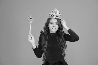 Şımarık. Küçük prenses sihirli değneği tutuyor. Peri masallarındaki sihirli kraliçe. Sadece bir dilek tut. Bütün hayaller gerçek olur. Havalar ve zarafetler. Kraliyet ve lüks. Uzun kıvırcık saçlı mutsuz kız.