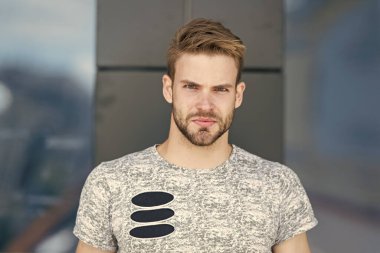 Sadece dört gözle bekliyorum. Maço adam cam bina arkaplanı. Erkek modası yaz trendi. İradeli erkek. Tıraşsız bir adam cildini ve sakalını önemser. Berber dükkanı konsepti. Kaslı adam şehirli tarzı. modern yaşam