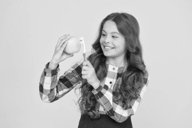 Çocuk kız mutlu yüz bakım hijyeni. Hijyen konsepti. Sağlık sigortası. Çocuklara diş temizliğini öğretmek. Ağız hijyeni. Kız sevimli tutun diş fırçası ve elma. Çocuk kız macun ile fırça diş tutun