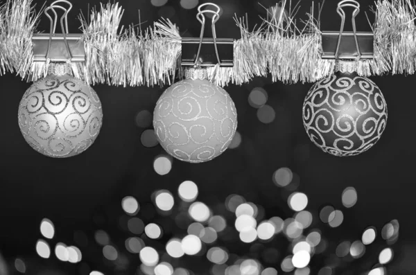 Conceito de ornamentos de Natal. Bolas com ornamentos pendurar em ouropel cintilante. Escolha decoração colorida para a árvore de Natal. Tinsel com enfeites de Natal fixados em luzes de guirlanda desfocadas fundo — Fotografia de Stock