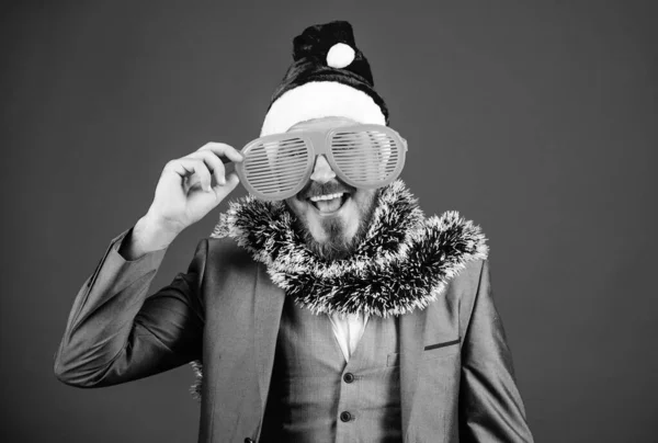 Noel partisi ofisi. Şirket tatili parti fikirleri çalışanlar seveceksiniz. Kurumsal Noel partisi. Sakallı adam hipster giymek santa şapka ve komik güneş gözlüğü. Yöneticisi tinsel hazır yılbaşı kutlamak — Stok fotoğraf