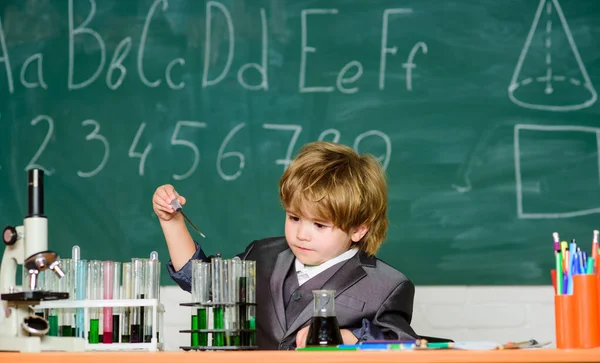 Zurück zur Schule. Schüler schauen durchs Mikroskop. Mikroskop im Labor. Kleiner Junge im Science Camp. Schüler experimentieren im Labor mit Mikroskop. kleiner Junge mit Mikroskop beim Unterricht. Gute Nachrichten — Stockfoto