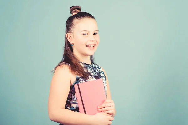 Liten flicka med rosa anteckningsbok. skolbarn med anteckningsblock. Smart och bedårande. Skolflicka redo för lektion. Skol dagböcker för att anteckna. älskar att läsa bok. arbetsböcker för skrivning. elev Läs bok — Stockfoto