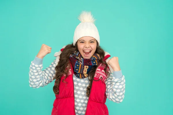드디어 휴가를 보내는군. 이번 시즌에도 활동 해. 아이들은 뜨개질을 한 따뜻 한 옷을 입습니다. 그냥 재밌게 놀아. 겨울 직감이야. 행복 한 소녀의 모습. 젊은 길거리 패션. 겨울재밌어. 날씨가 좋으면 — 스톡 사진