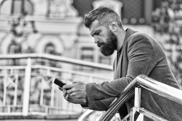 Blogging for business. Man blogger outdoor. Businessman keep business blog. Bearded man read blog post. Follow marketing blog. Real time live blog. New technology — Stock Photo, Image