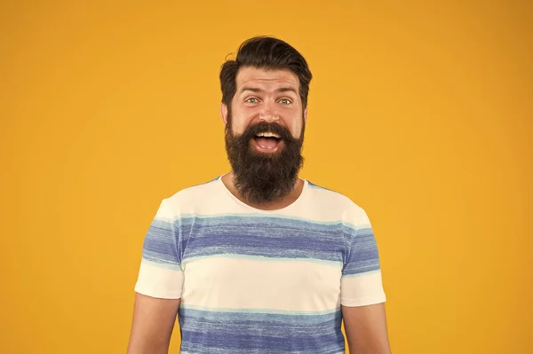 O tipo vestiu uma camisa às riscas nas férias de Verão. Conceito de barbearia. Homem hipster barbudo com bigode e barba longa no fundo amarelo. Férias. Estância marítima. Cruzeiro marítimo. Estilo de verão — Fotografia de Stock