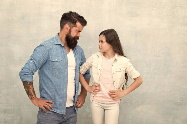 Bazen ebeveynlik yanlış anlaşılmayla ilgilidir. Aile çatışması. Sakallı hipster adam ve çocuk kız. Yüzleşme kavramı. Kaşlarını çatmış bir adam ve ciddi bir kız. Çatışmayı çözmek. Çatışma ve suç