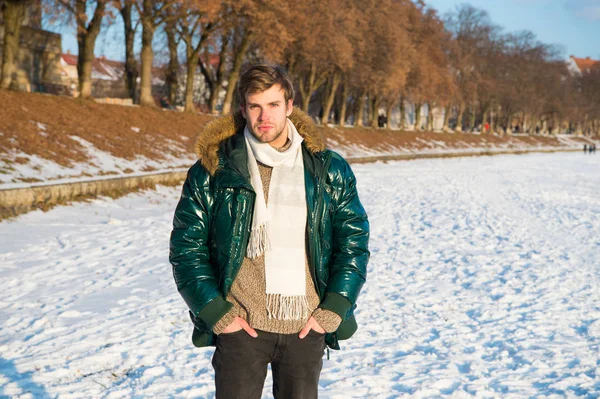 Ocio activo. Un hombre viajando en invierno. Ropa abrigada para la estación fría. Moda de invierno. Vacaciones de invierno. Descanso activo. Caminar fondo de la naturaleza nevada. El hombre disfruta de enero al aire libre. Concepto de recreación — Foto de Stock