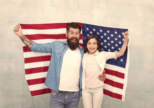 Familia patriótica. El día de la independencia es la oportunidad para que los miembros de la familia se reúnan y se relajen. Día de la Independencia festivo. ¿Cómo celebran los americanos el día de la independencia? Padre e hija con bandera de EE.UU. — Foto de Stock