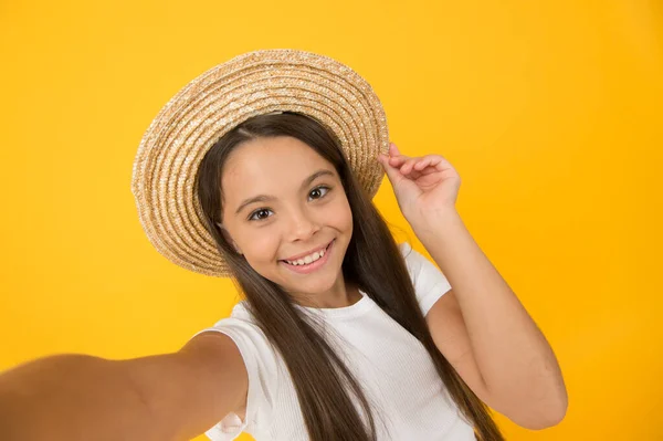 Aloha. retro child make selfie. she loves vintage. teen girl summer fashion. little beauty in straw hat. beach style for kids. happy summer vacation. relax and have fun. travel to hawaii — Stock Photo, Image