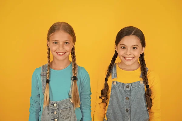 Somos ucranianos. Meninas com roupas azuis e amarelas. Educação patriótica. Dia da independência. Crianças ucranianas geração jovem. Miúdos ucranianos. Celebre as férias nacionais. Conceito de patriotismo — Fotografia de Stock