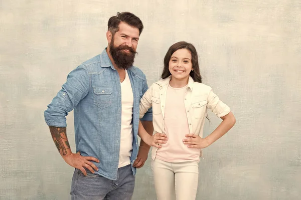 My father is hipster. Happy hipster and little girl on grey background. Bearded hipster and small child smiling in casual style. Caucasian hipster and his adorable daughter — Stock Photo, Image