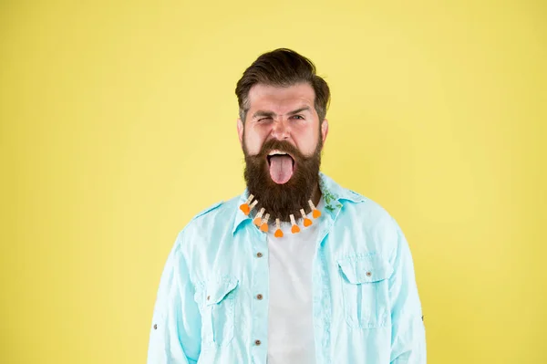 Verrückt. Friseurkonzept. Mann Wäscheklammer auf Bart. Brutaler Rüde legte Wäscheklammer mit Herz auf Bart. bärtige Mann Hipster Casual Style. Wäsche nach dem Waschen. Haartrocknen beim Friseur — Stockfoto