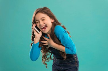 Komik bir hikaye. Mobil iletişim. Bilgi ve haberler. Yetiştirme. Küçük kız cep telefonunu mavi arka planda arıyor. Şirin çocuk, akıllı telefonu tut. Gezici konuşma. Boş zaman ve boş zaman