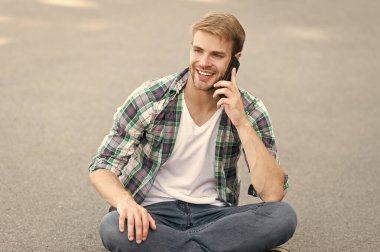 Yararlı uygulama. Akıllı telefon her zaman benimle. Üniversite öğrencisi akıllı telefon kullanın. Online öğrenme. Modern teknolojiler. Sosyal ağlar. Smartphone en iyi arkadaş. Mobil iletişim. 4g internet