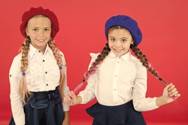 Fransızca öğrenmek. Üniformalı mutlu çocuklar. dostluk ve kardeşlik. En iyi dostlar. Fransız bereküçük kızlar. Yurtdışında eğitim. çocuk modası. Uluslararası değişim okulu programı. okul arkadaşları