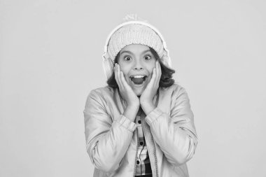 - İnanılmaz. Ses kursu. Modern teknolojiler. Okul kitabını dinliyorum. Öğrenmek için dijital teknolojiler. Kulaklıklı kız öğrenci duygusal çocuğu. Öğrenim teknolojileri. Kız şarkı dinliyor.