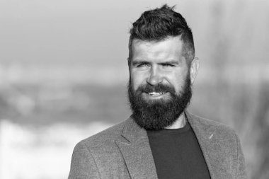 Sakal, insanın kıllı uzantısıdır. Sakallı, şık bıyıklı ve sakallı bir adam. Saçı sakallı bir menajer. Sakal bakımı. Erkekler kuaför salonu. Berber Dükkanı