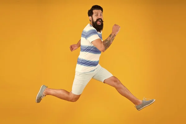 Homme hipster barbu courir mur jaune. Chemise à rayures barbe. La liberté saute. Vente et rabais. heure de pointe. va faire du shopping saisonnier. C'est l'heure de se détendre. coureur actif en mouvement. Dépêche-toi. Vacances d'été — Photo