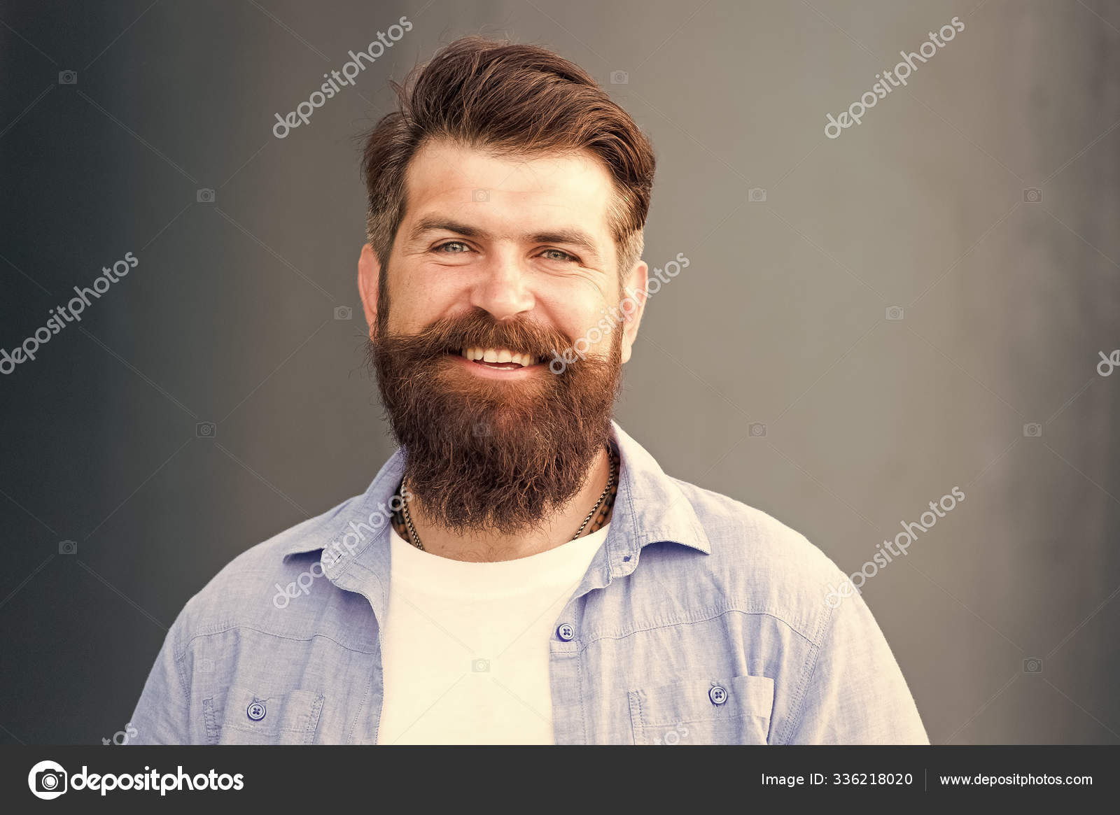 Aparência Masculina. Homem Bonito Rosto De Barba E Cabelo Elegante. Fundo  Urbano De Homem Caucasiano. Homem Barbudo Em Estilo Casual. Retrato De Cara  Bonito. Cabelo Facial E Conceito De Cuidados Com A