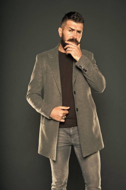 Sakallı adam moda hipster tarzı. Sıcak ceket. Günlük kıyafet. Sonbahar modası. Erkeksi bir görünüm. Acımasız hipster adam. Hipster sıradan kıyafetler giyiyor. Sakal saç ve şık saç kesimi ile Hipster