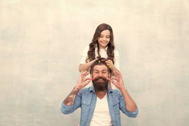 Saç modelini değiştir. Kız yetiştirme. Komik saç modeli oluşturun. Çocuk saç modeli stil baba sakal yapma. Ebeveyn olmak, çocuk ilgi alanları için mevcut olmak anlamına gelir. Kız kuaförü. Babalığın tadını çıkar. Mutlu an