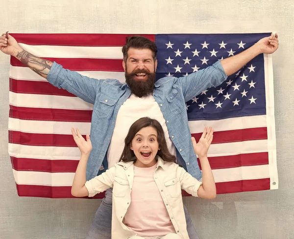 Július 4. Az amerikaiak ünneplik a függetlenség napját. Apa és lánya USA zászló. Hazafias család. A függetlenség napja az a lehetőség, hogy a családtagok újra egyesüljenek és pihenhessenek. Függetlenség napja munkaszüneti nap — Stock Fotó