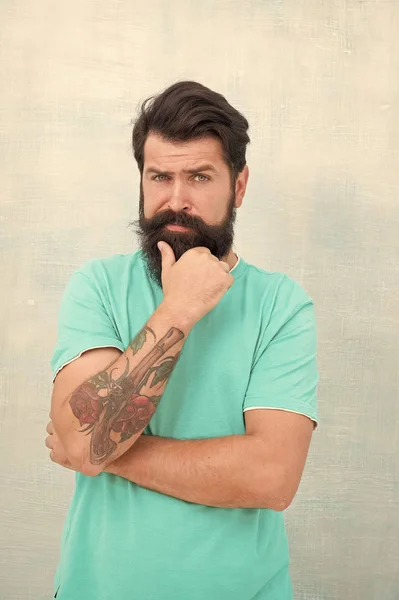 Zorgen voor zijn snor. Serieuze man draagt een lange baard en snor. Baard man met stijlvolle snor vorm. Brute hipster met getextureerd snorharen op ongeschoren gezicht. Kapperszaak. Kapper — Stockfoto