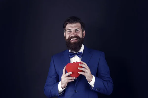 Só precisas de amor. Saudação romântica. Feliz Dia dos Namorados. Homem de smoking coração vermelho. Encontro amoroso. barba hipster madura em terno formal. problemas com o coração. Homem de negócios com gravata borboleta. problemas cardíacos — Fotografia de Stock