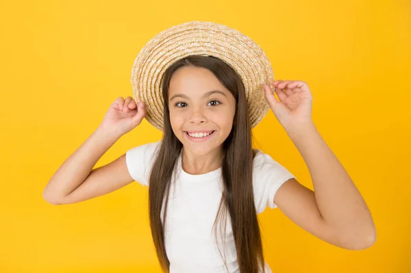 Ambicioso y hermoso. le encanta la cosecha. moda de verano adolescente chica. Pequeña belleza en sombrero de paja. estilo playa para niños. felices vacaciones de verano. relajarse y divertirse. viajar a Hawai. aloha. niño retro —  Fotos de Stock