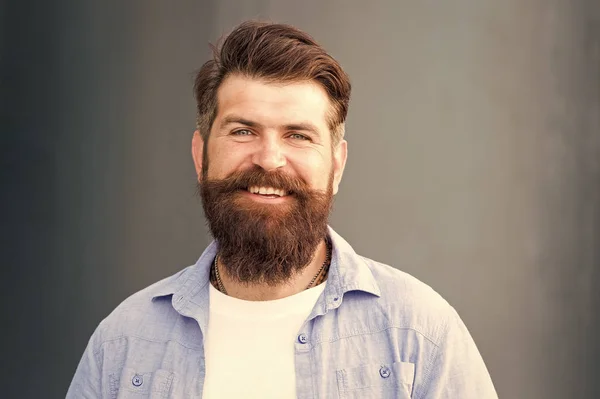 Le coiffeur à son meilleur. Soins de coiffeur masculin. brutal hipster caucasien avec moustache. Un homme barbu souriant. Hipster mature avec barbe. Homme barbu. Un homme confiant et beau et brutal. Soins des cheveux et de la barbe — Photo