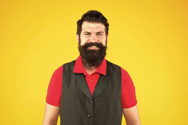 Les garçons ne pleurent pas. Joyeux hipster. Hipster sourire fond jaune. Brutal hipster avec des cheveux épais de barbe. Homme barbu dans un style décontracté hipster. Un salon de coiffure. Salon de coiffure ou de coiffure — Photo