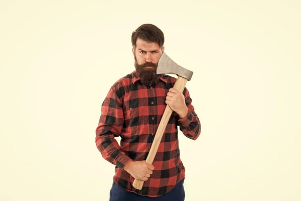 Brutal e barbudo. Brutal lenhador segurar machado isolado em branco. Hipster manter lâmina de machado afiada no rosto barbudo com olhar brutal. Homem bruto com barba comprida e bigode a fazer a barba. Barbearia — Fotografia de Stock