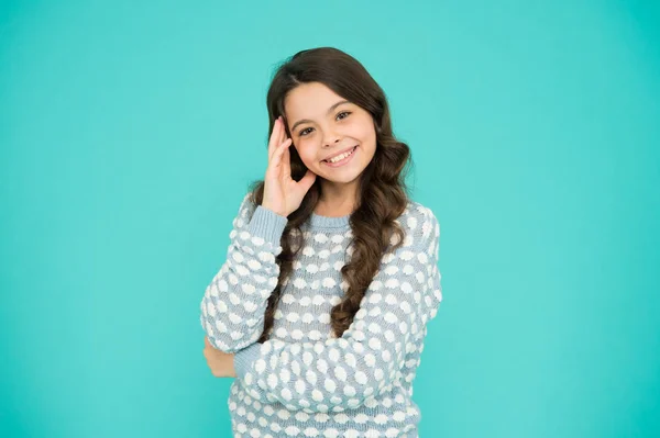 Cuidado de niños. Feliz infancia. Hermosa niña. Una chica emocional. Niña de fondo azul. Niña sonriente con el pelo largo. Belleza y salud. Infancia y niñez. Día internacional de los niños — Foto de Stock