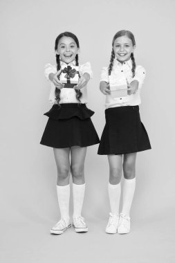 Sınıf arkadaşları düzenli öğrenciler hediye kutuları açın. Yetenekli çocuklar için eğitim programı. En iyi öğrenciler ödülü. Tatil kutlaması. Hediyeleri paylaşmak. Mükemmel öğrencileri ödüllendirmek. Kızlar hediyeler sarı arka plan açılış