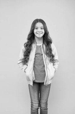 Kıyafet mağazası. Sonbahar trendleri. Sonbahar sezonu koleksiyonu. Sokak tarzı kıyafet. Sonbahar için rahat bir kıyafet. Moda kıyafeti. Küçük çocuk pembe bombacı ceketi giyiyor. Moda kızı. Çocuklar için modern moda